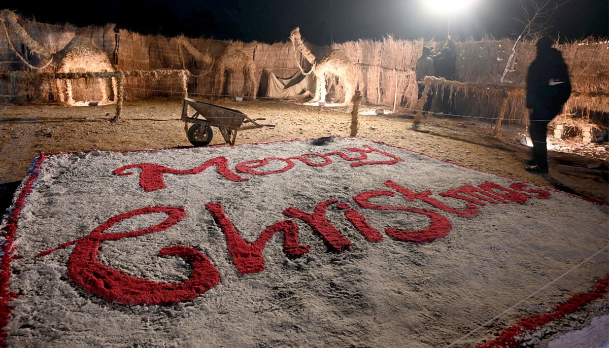 Christian community decorating the Christmas Charni on the eve of Christmas celebrations at G-7 area of Islamabad in this picture taken on December 24, 2024. — APP