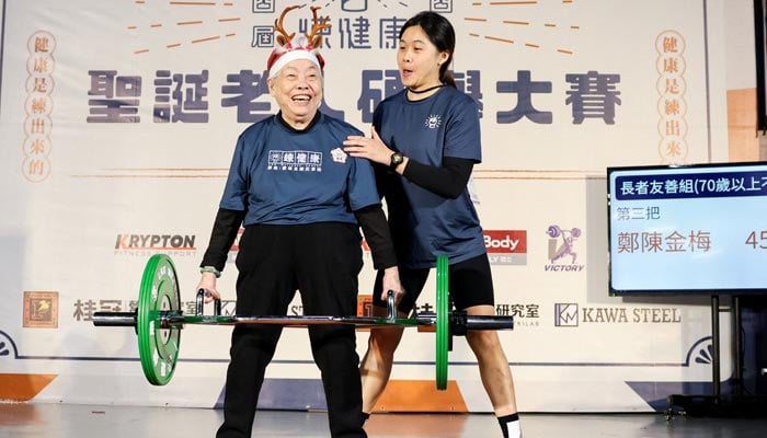 90-year-old weightlifting granny garners cheers, health benefits at gym