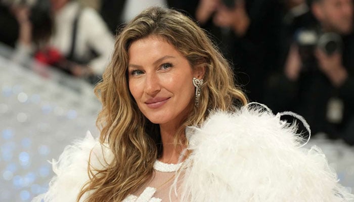 Gisele Bundchen flaunts baby bump on beach getaway with beau Joaquim Valente