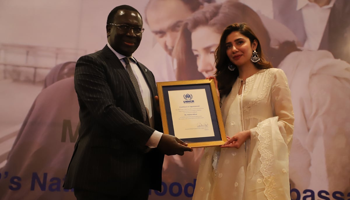 UNHCR’s Assistant High Commissioner for Operations George Okoth-Obbo presenting a certificate of appointment to Mahira Khan as UNHCR National Goodwill Ambassador. — UNHCR/file