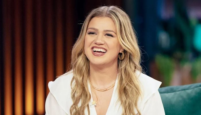 Kelly Clarkson stuns with bold message in festive teaser