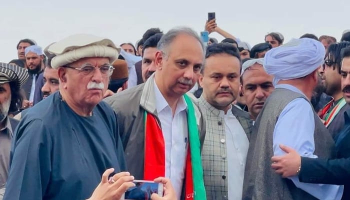 Mahmood Achakzai urges PTI to delay civil disobedience movement