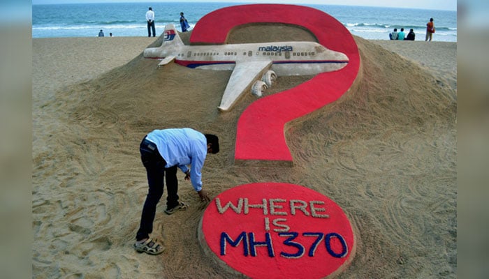 Malaysia agrees to resume search for missing MH370 plane