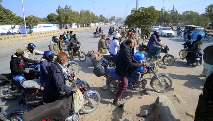 MWM Karachi sit-in enters day 7, causing traffic chaos