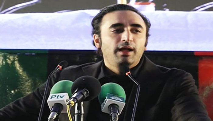 PPP Chairman Bilawal Bhutto-Zardari addresses public gathering in Garhi Khuda Bakhsh on the 17th death anniversary of former prime minister Benazir Bhutto on December 27, 2024. — Geo News/ Screengrab