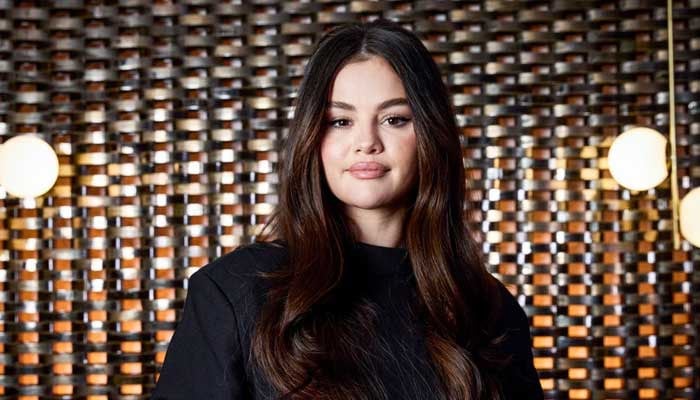 Selena Gomez cannot get over her engagement ring?