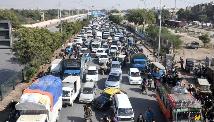 Sindh govt seeks ulema’s help to end sit-ins as traffic chaos chokes Karachi