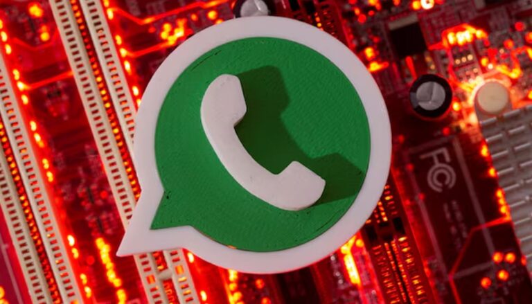 What new update is WhatsApp rolling out for iOS users?