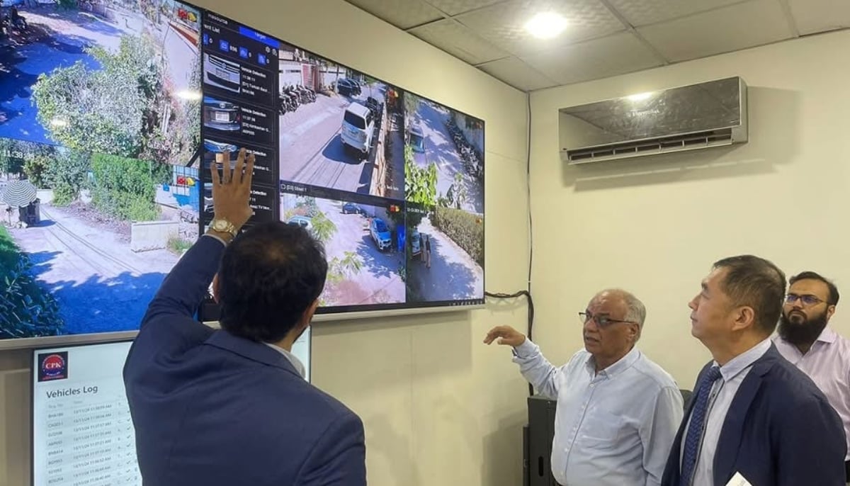 CPK chief Murad Soni gives a Chinese security delegate an overview of one of the organisations command and control centres in Karachi. — Facebook/Community Policing Karachi